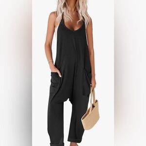 NEW Black Sleeveless Jumpsuit w/Pockets ✨🖤✨